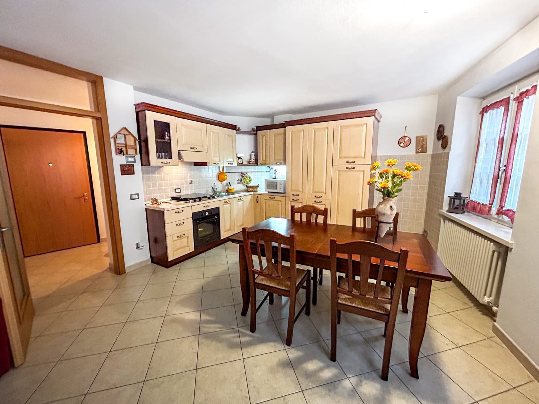La cucina completamente attrezzata con tavolo da pranzo