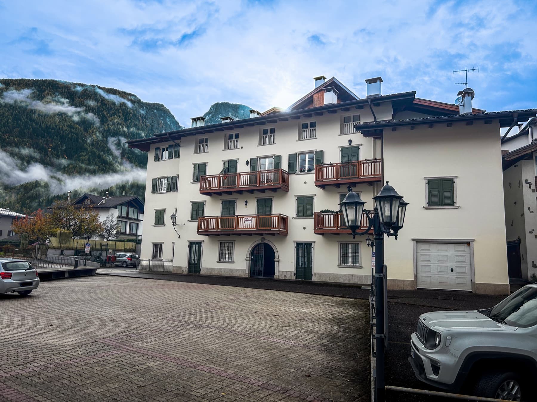 La palazzina di ViceHome Dimaro con le montagne della Val di Sole